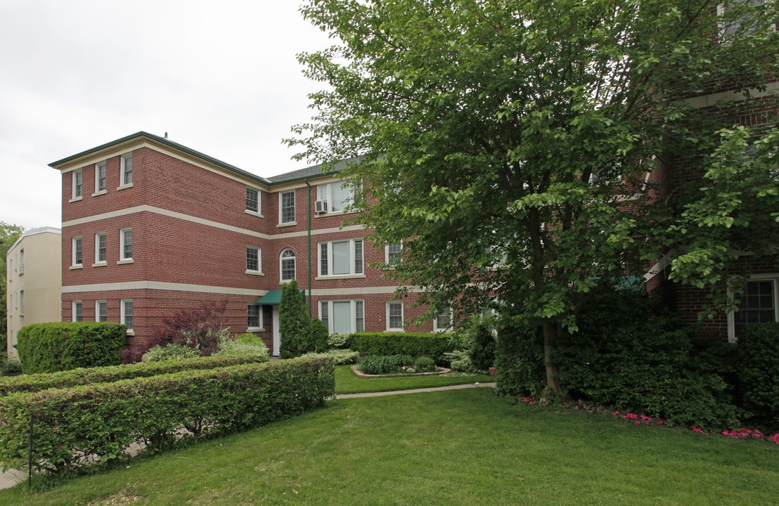 2526-2528 Bloor St in Toronto, ON - Building Photo