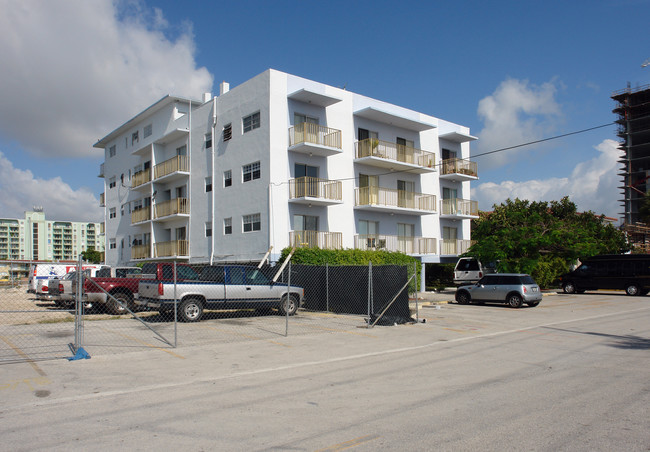 Bay's End Apartments in Miami Beach, FL - Building Photo - Building Photo