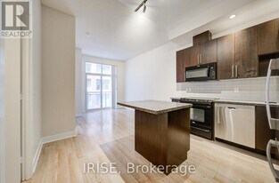 28 Linden St in Toronto, ON - Building Photo