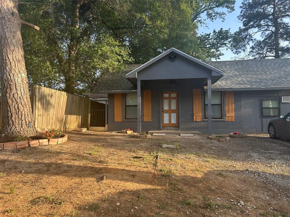 615 W Dallas St in Conroe, TX - Building Photo