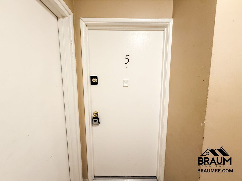 5252 Hermitage Ave in Los Angeles, CA - Building Photo