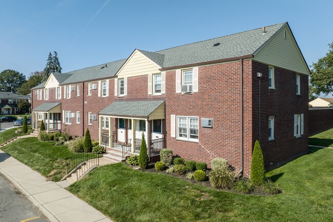 Riverview Gardens in North Arlington, NJ - Building Photo - Building Photo