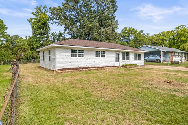 14002 Creely Dr SW in Huntsville, AL - Building Photo - Building Photo