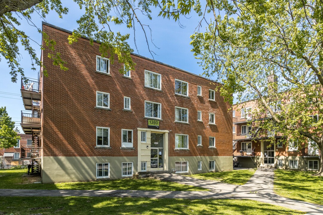 1360-1390 Décarie Rue in Montréal, QC - Building Photo