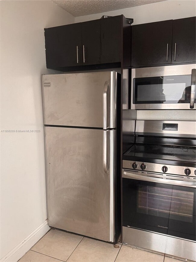 496 NW 165th St, Unit D216 in Miami, FL - Building Photo - Building Photo