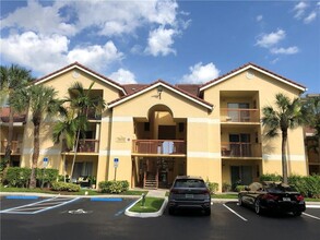 7670 Westwood Dr, Unit 717 in Tamarac, FL - Building Photo - Building Photo