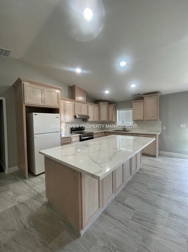 1957 CA-140 in Merced, CA - Building Photo - Building Photo