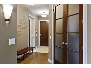 555 Oak Ridge Pl in Hopkins, MN - Foto de edificio - Building Photo