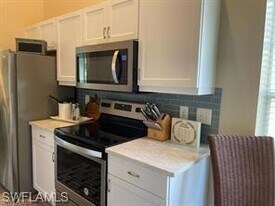 81 Silver Oaks Cir, Unit 7204 in Naples, FL - Building Photo