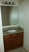 77 Brook St in Woodbridge, NJ - Foto de edificio - Building Photo