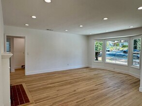 2214 Waltonia Dr in Montrose, CA - Building Photo - Building Photo