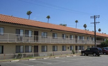 Seven Palms in Sylmar, CA - Foto de edificio - Building Photo