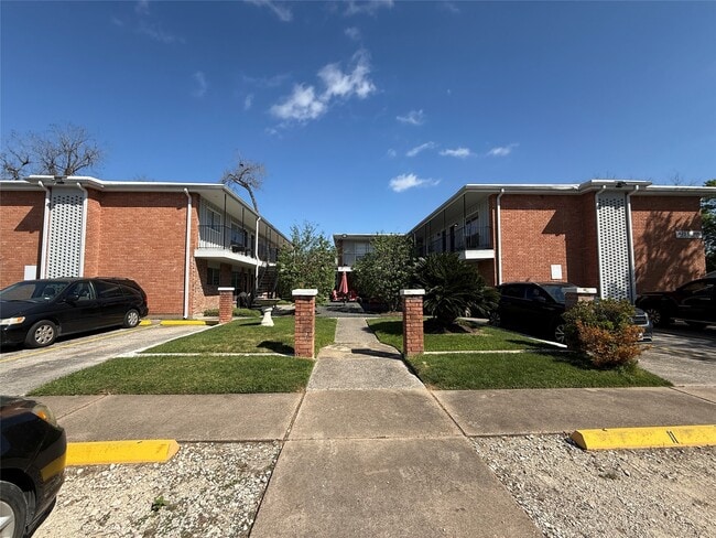 property at 425 E 9th St