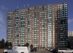Hillcrest Condos in Mississauga, ON - Building Photo