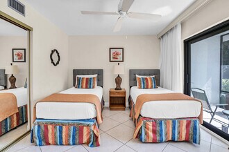 600 Neapolitan Way in Naples, FL - Foto de edificio - Building Photo