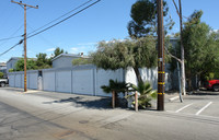 E 17th Place Apartments in Costa Mesa, CA - Foto de edificio - Building Photo