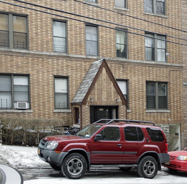 255 E 237th in Bronx, NY - Foto de edificio - Building Photo