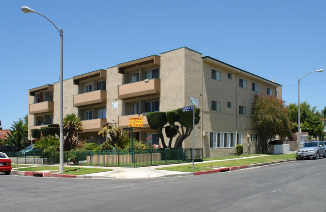 6103 Pickford St in Los Angeles, CA - Foto de edificio - Building Photo