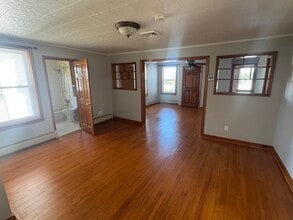 102 E Liberty St, Unit 2nd Floor in Danbury, CT - Foto de edificio - Building Photo
