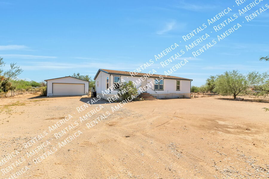 13320 W El Lobo Rd in Tucson, AZ - Building Photo
