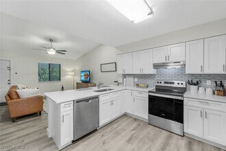 815 Victoria Dr in Cape Coral, FL - Foto de edificio - Building Photo