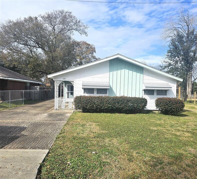 126 Boston Ave in Nederland, TX - Foto de edificio