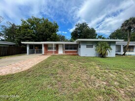 525 Tarragona Way in Daytona Beach, FL - Building Photo