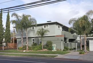 Middle Park Apartments in Menlo Park, CA - Building Photo - Building Photo