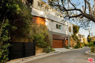8469 Franklin Ave in Los Angeles, CA - Building Photo