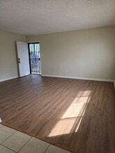 11112 S New Hampshire Ave, Unit 11112 S. New Hampshire in Los Angeles, CA - Foto de edificio - Building Photo