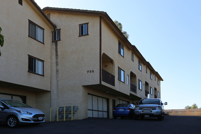 735 Franklin Ln in Vista, CA - Foto de edificio - Building Photo