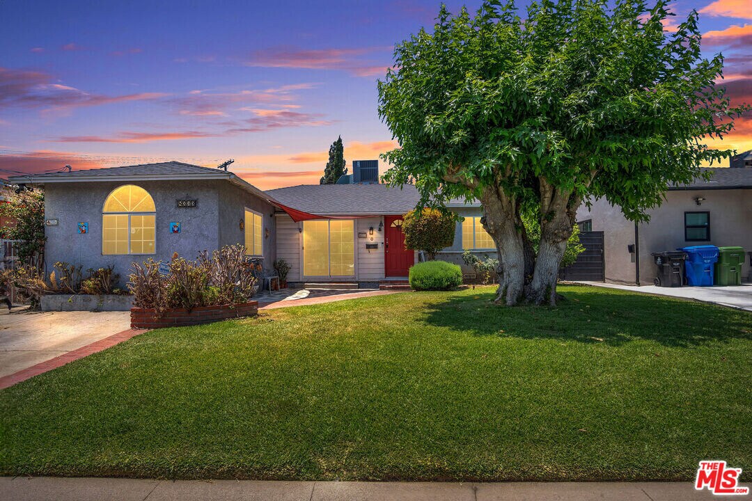 8333 Glencrest Dr in Los Angeles, CA - Building Photo