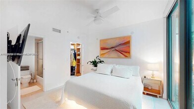 6000 Collins Ave, Unit 124 in Miami Beach, FL - Foto de edificio - Building Photo