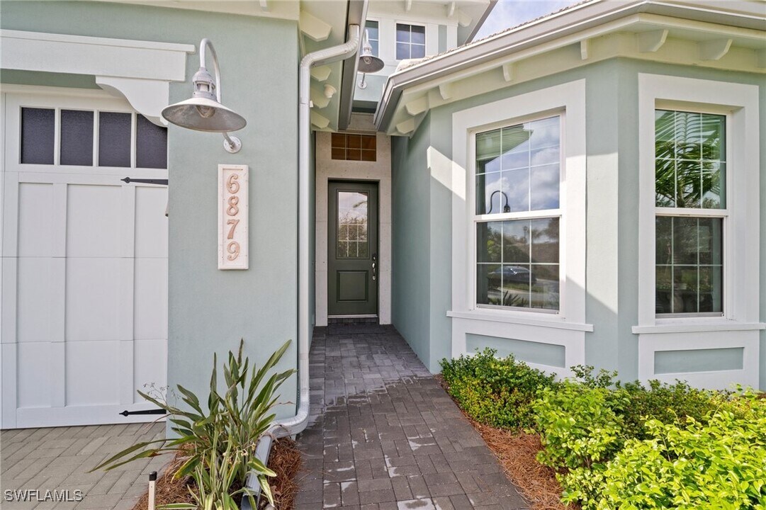 6879 Saona CT in Naples, FL - Building Photo