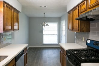 12051 Creekhurst Dr in Houston, TX - Building Photo - Building Photo