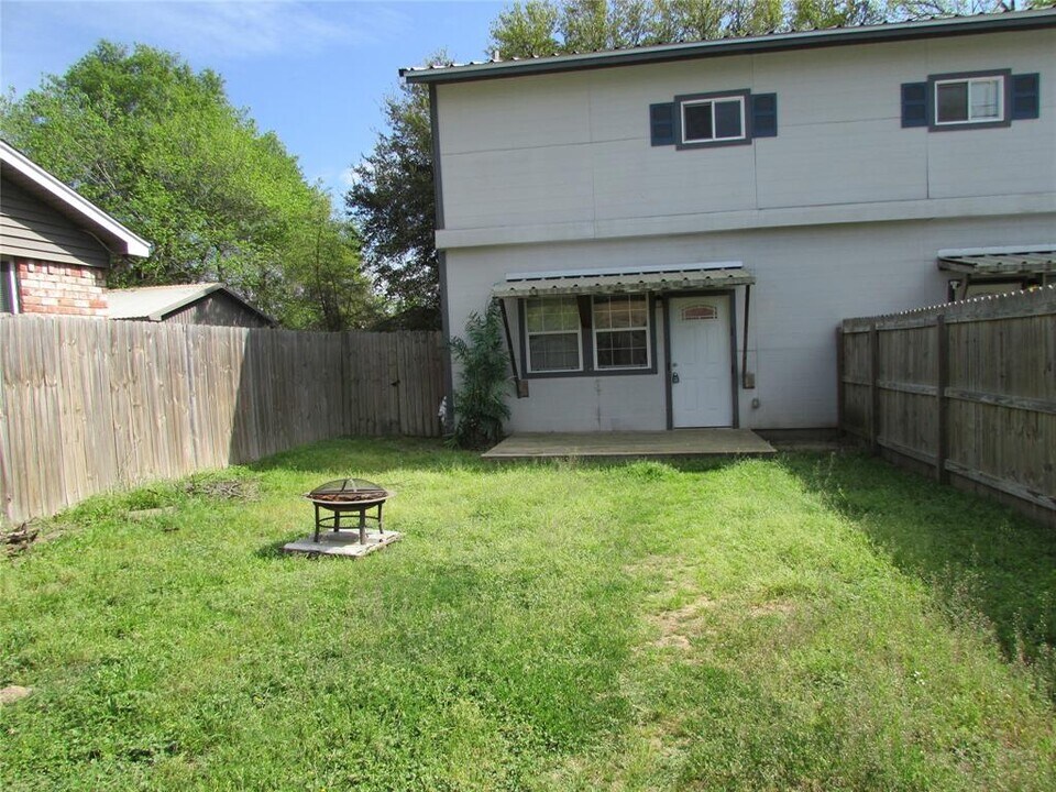 201a W Mink St in Willis, TX - Building Photo