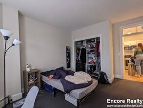 822 Beacon St, Unit 2 in Boston, MA - Building Photo - Building Photo