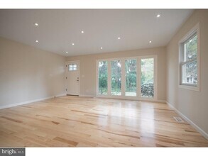 384 Walnut Ln in Princeton, NJ - Building Photo - Building Photo