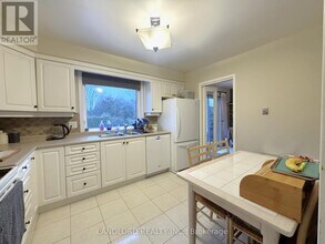 2294 Wyandotte Dr in Oakville, ON - Building Photo - Building Photo