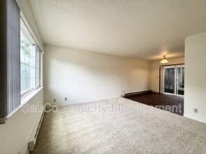 536 SW Nebraska St in Portland, OR - Building Photo - Building Photo