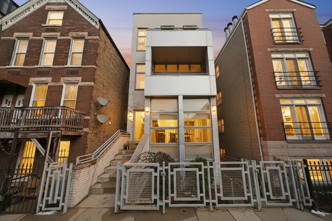 2339 N Leavitt St, Unit #2 in Chicago, IL - Foto de edificio - Building Photo