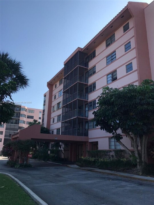 20850 San Simeon Way in Miami, FL - Building Photo