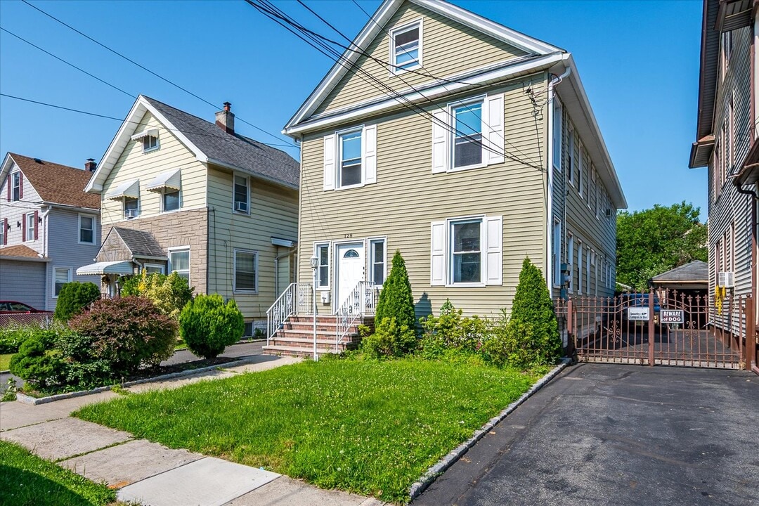 128 Berwick St, Unit apt. 1 in Elizabeth, NJ - Foto de edificio