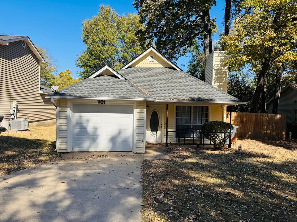 201 Austin Cir in Russellville, AR - Foto de edificio