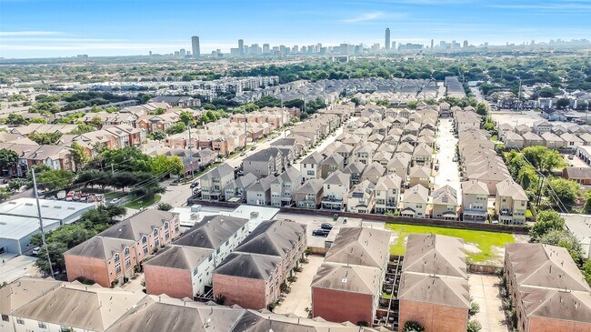 8715 Meadowcroft Dr