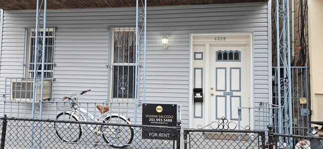 4528 Brown St in Union City, NJ - Building Photo - Building Photo