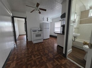 20 Pendleton St in Cranston, RI - Foto de edificio - Building Photo