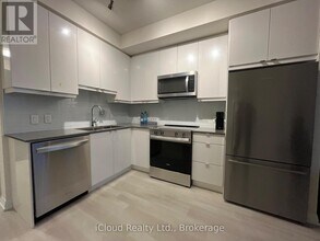 3270 Sheppard Ave E in Toronto, ON - Building Photo - Building Photo