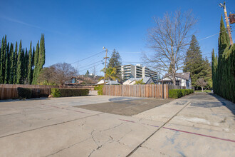 5650 Broadway in Sacramento, CA - Building Photo - Building Photo