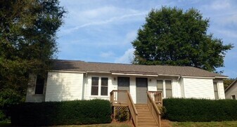 2871 Mountcrest Cir NW